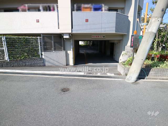 駐車場出入り口
