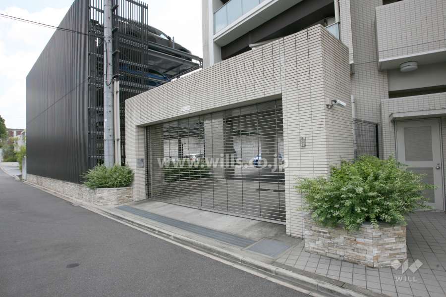 駐車場の出入口(リングシャッター付き)