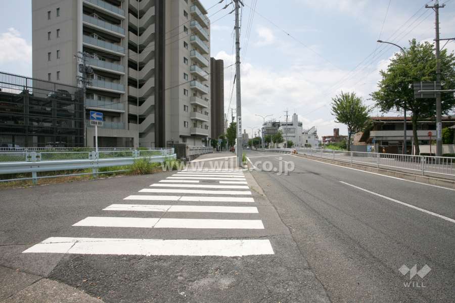 敷地西側の前面道路