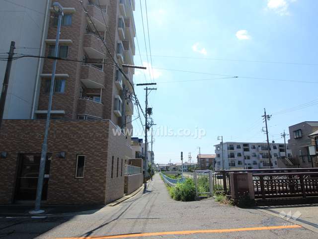 敷地西側の前面道路。.川に面しています。