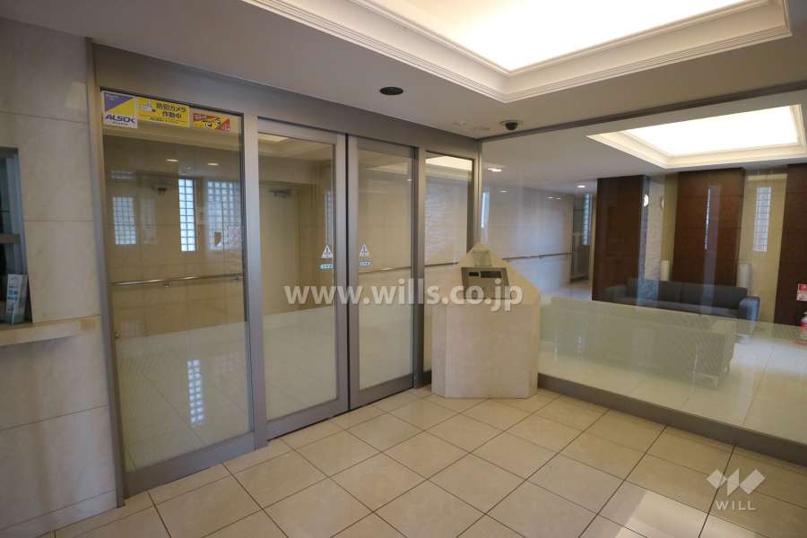 エントランスはオートロック付きです。