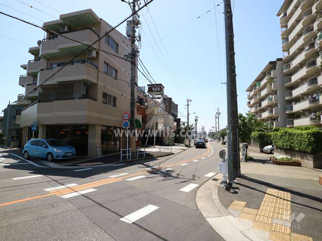 敷地の南側前面道路（東側から）
