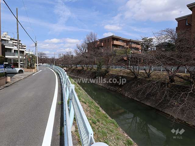 敷地東側を川が流れています。