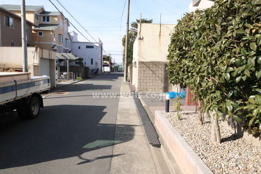 敷地南側の前面道路