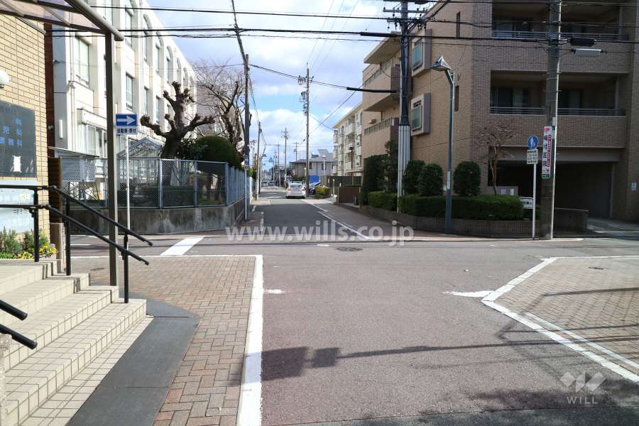 敷地北側の前面道路。道を挟んで『名古屋市立松栄小学校』があります。
