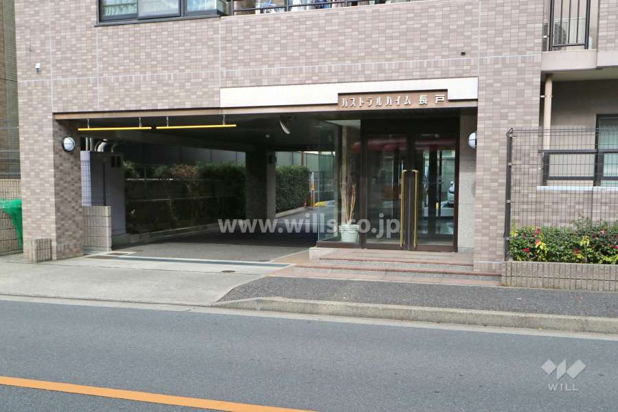 エントランス横の駐車場の出入口
