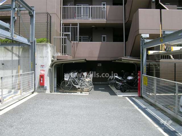 駐輪場とバイク置き場