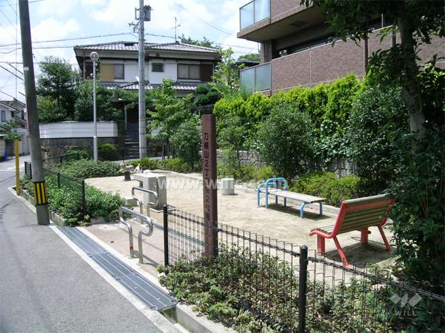 敷地南側に隣接する小さな公園