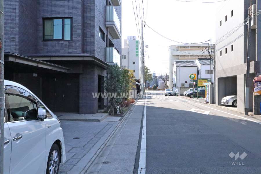 敷地西側の前面道路