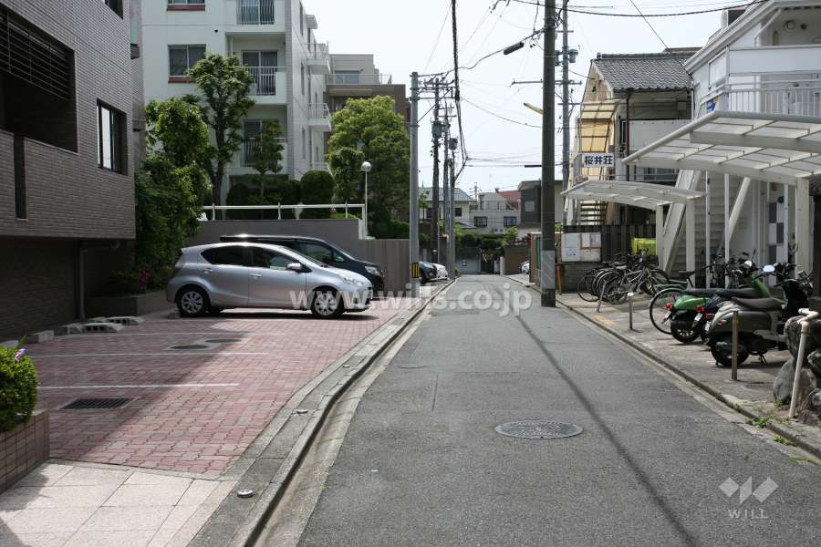 敷地西側の前面道路と敷地内駐車場(屋外平面式)
