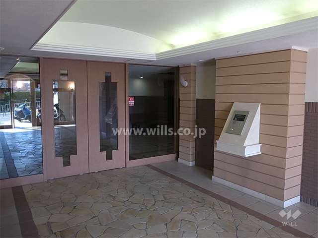 エントランスはドーム天井になっています。（オートロック付き）