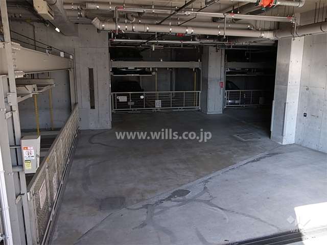 建物1階部分にある敷地内駐車場（機械式）