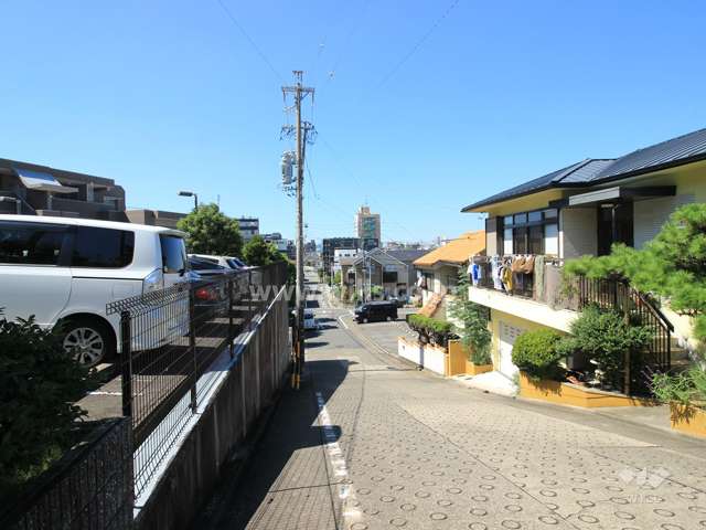 敷地北側の前面道路。急な坂の上にあります.。