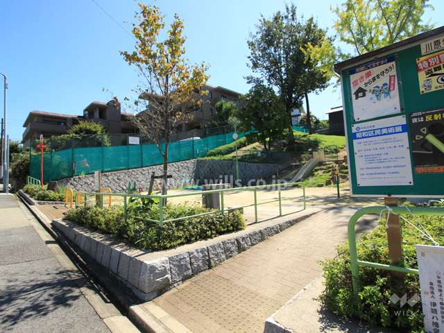 ローレルコート昭和田面町の遠景。手前に公園があります。