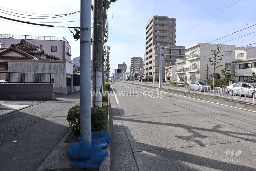 敷地北側の前面道路（東側から）
