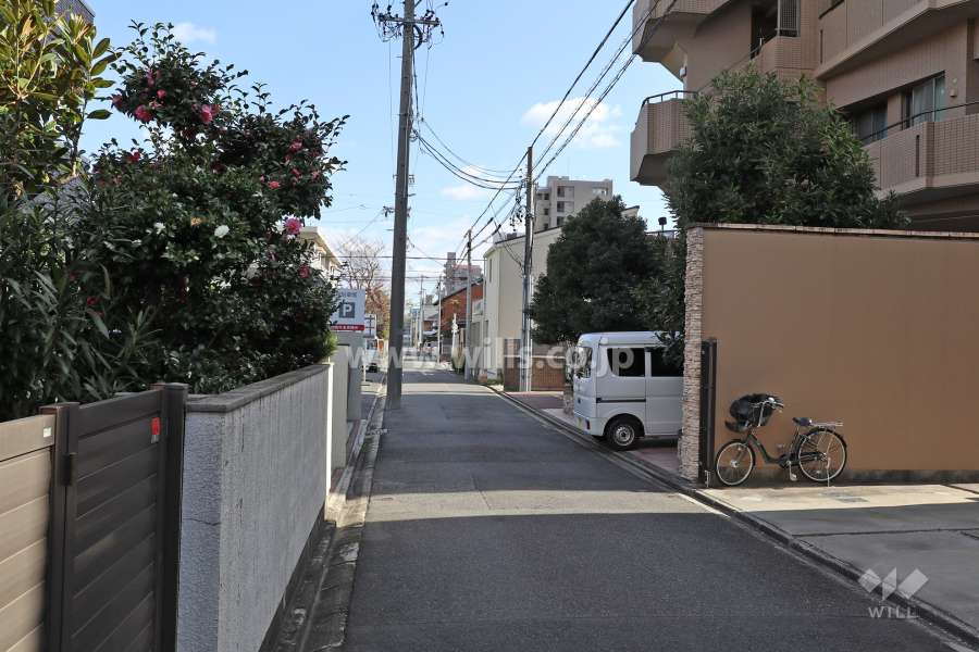敷地北側の前面道路
