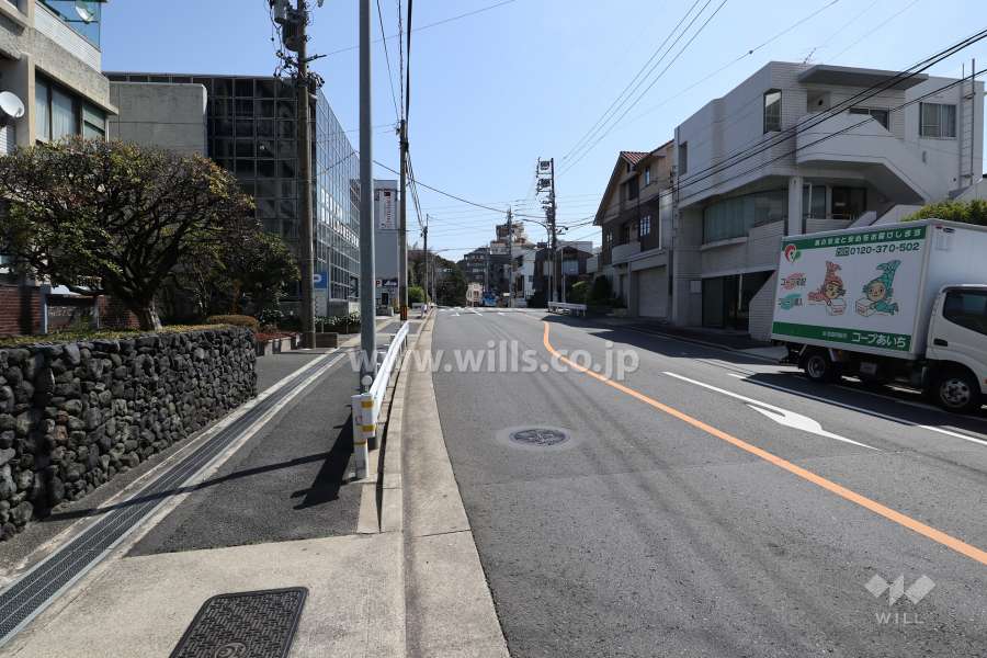 敷地南側の前面道路（東側から）