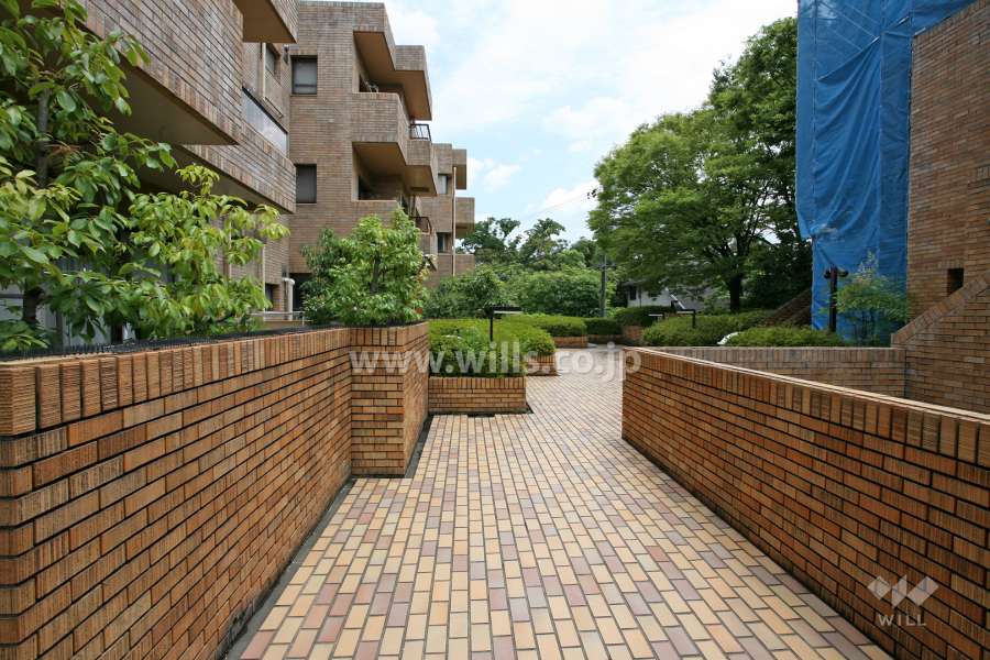 ルミエール南山A棟とB棟の共有広場