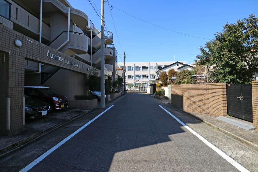 敷地北側の前面道路。道の突き当りに『立川原小学校』があります。