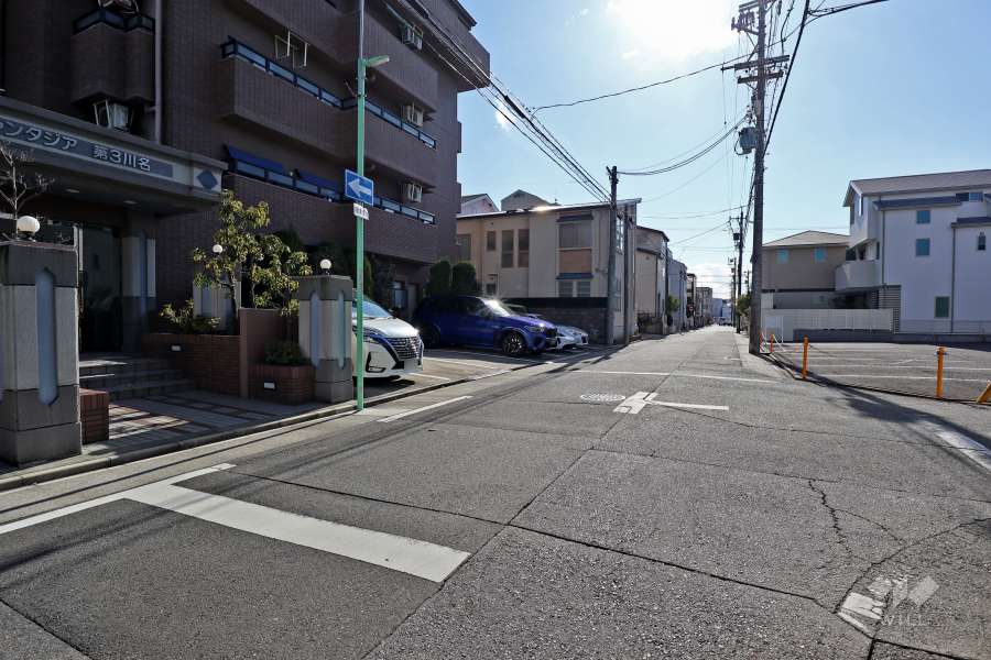 敷地西側の前面道路