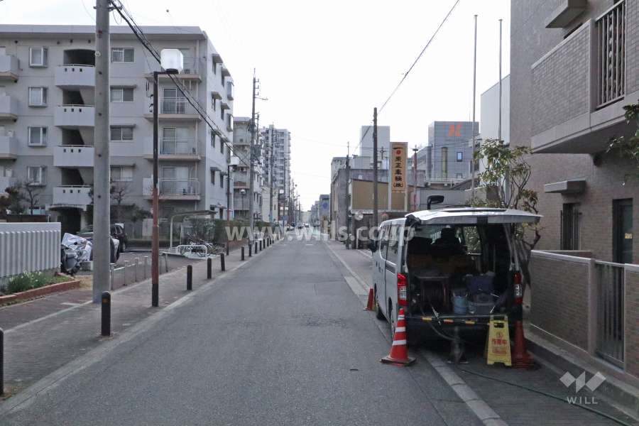 敷地西側の前面道路