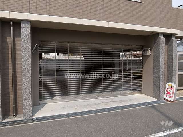 敷地内駐車場入口（リングシャッター付き）
