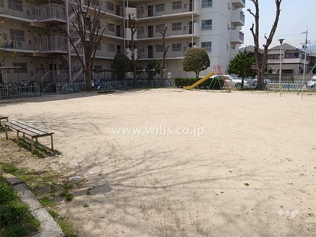 敷地の北側には公園があり、敷地内から直接アクセス出来ます。