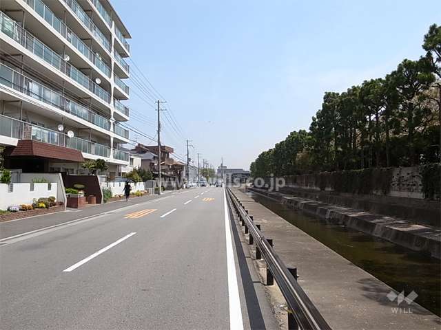 敷地の南側には川が流れ、川を挟んで阪神競馬場です。