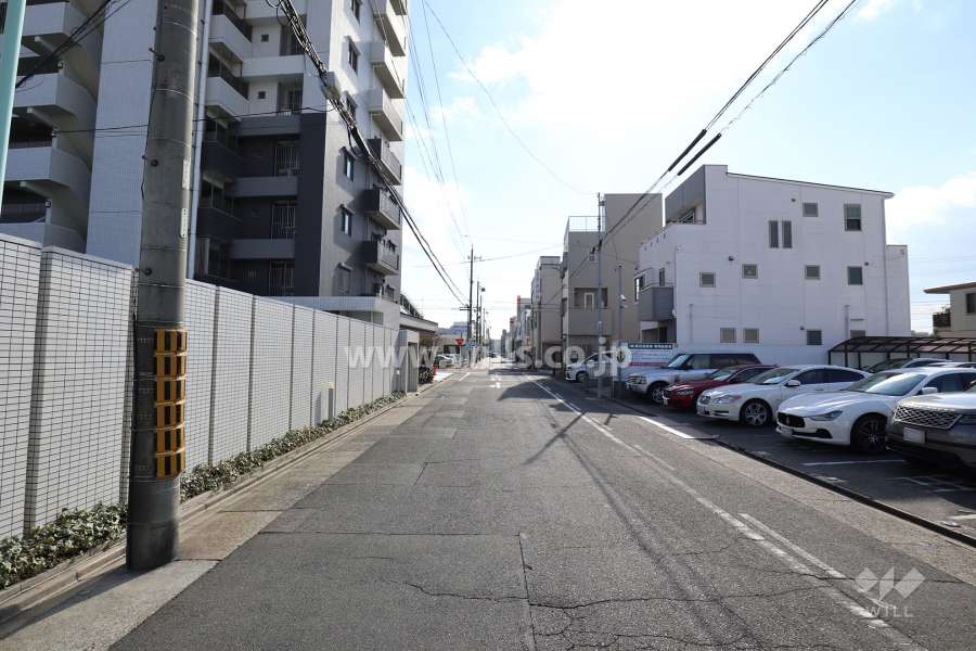 敷地西側の前面道路（北側から）