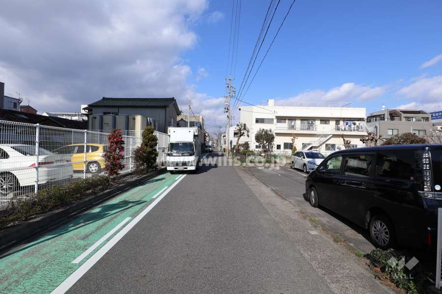 敷地東側の前面道路（南側から）