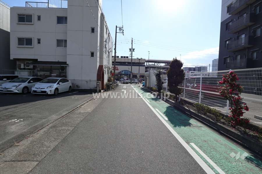 敷地東側の前面道路（北側から）
