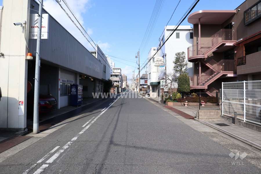 敷地西側の前面道路（南側から）