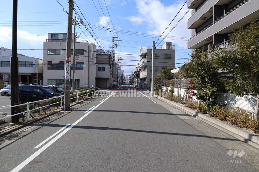 敷地南側の前面道路（東側から）
