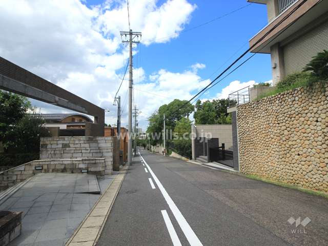敷地北側の前面道路。坂道になっています。