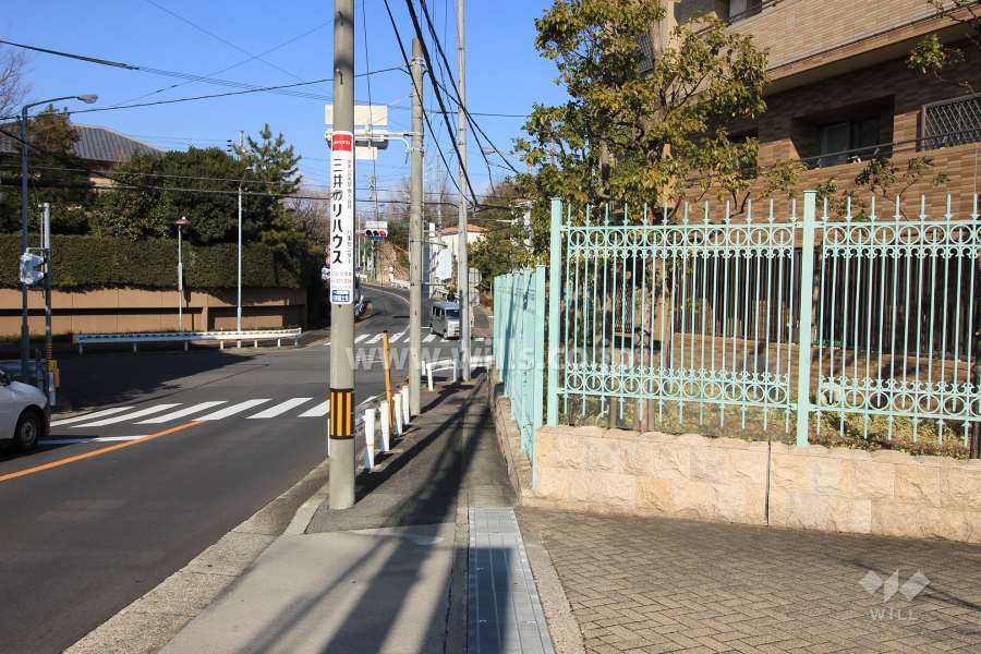 敷地西側の前面道路