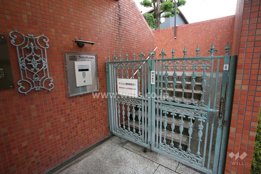 エントランスはオートロックです。