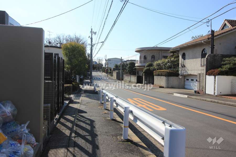 敷地西側の前面道路