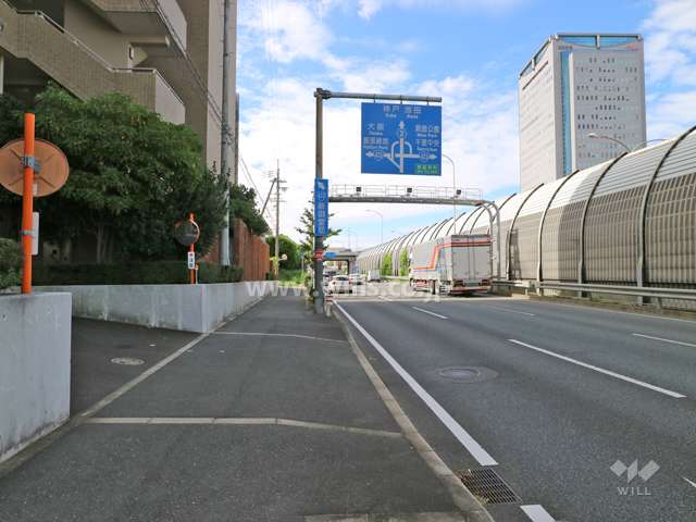 物件の北側は府道2号線が走っています。