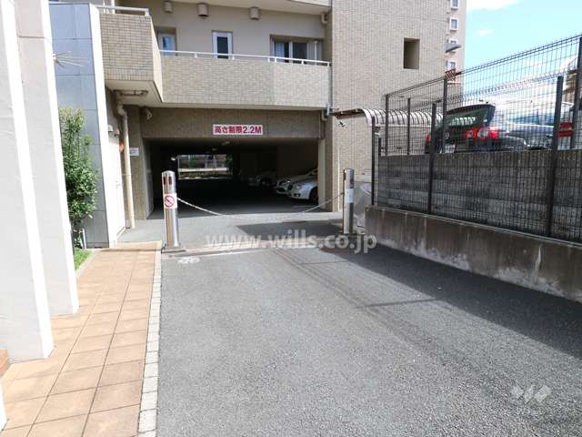 駐車場入り口(ロボットゲート付き)