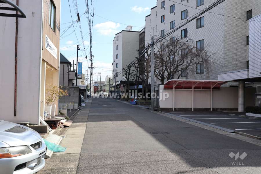 敷地北側の前面道路