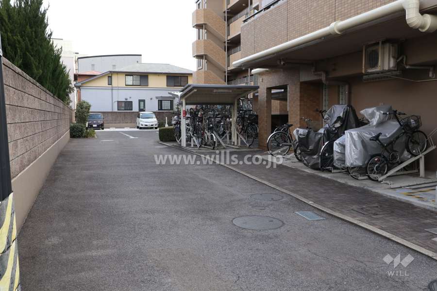 駐輪場と駐車場