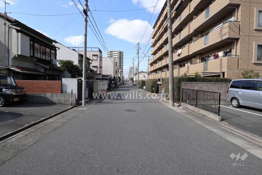 敷地南側の前面道路(東側から)