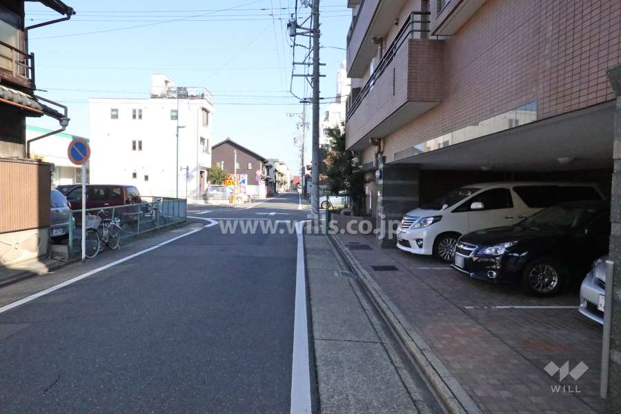敷地西側の前面道路