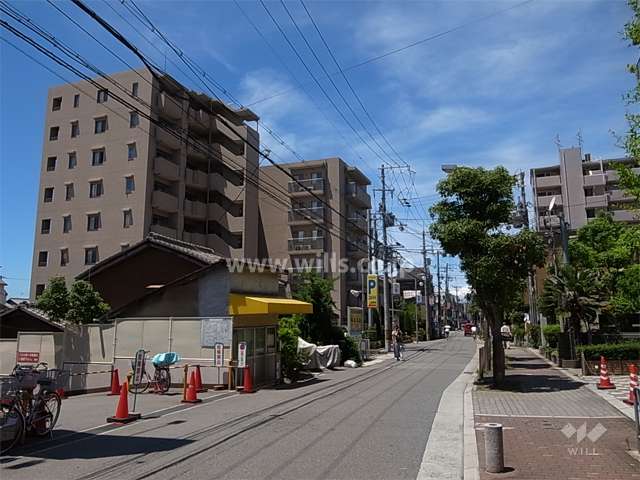 敷地北側の前面道路。周辺には住宅の他、店舗や事務所も多く立ち並んでいます。