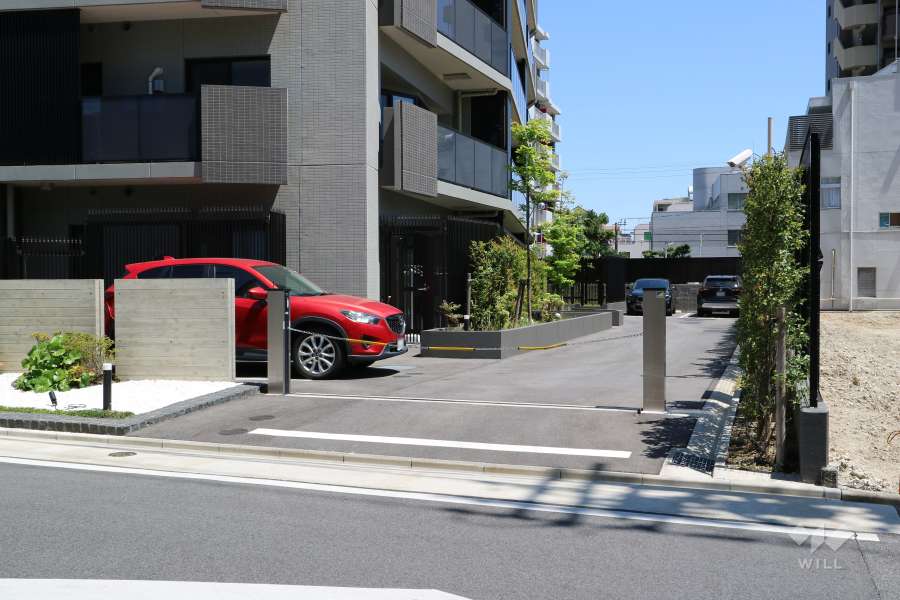 駐車場出入り口(ロボットゲート付き)