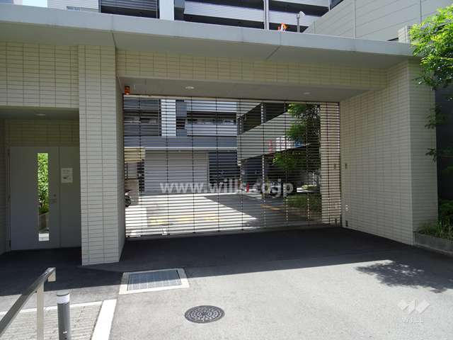 駐車場入り口はリングシャッター付きです