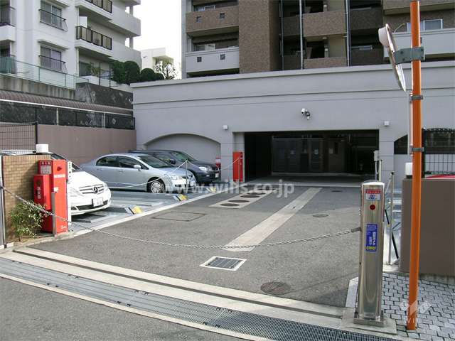 ロボットゲート付きの敷地内駐車場