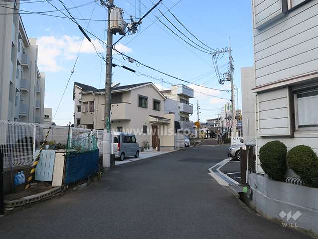 東側前面道路とマンション建物一部