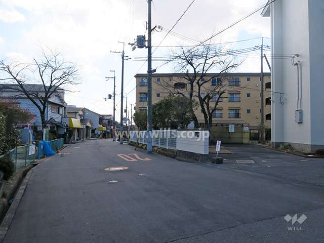 東側前面道路とマンション建物一部