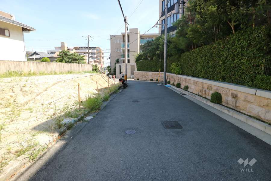 敷地東側の前面道路（北側から）